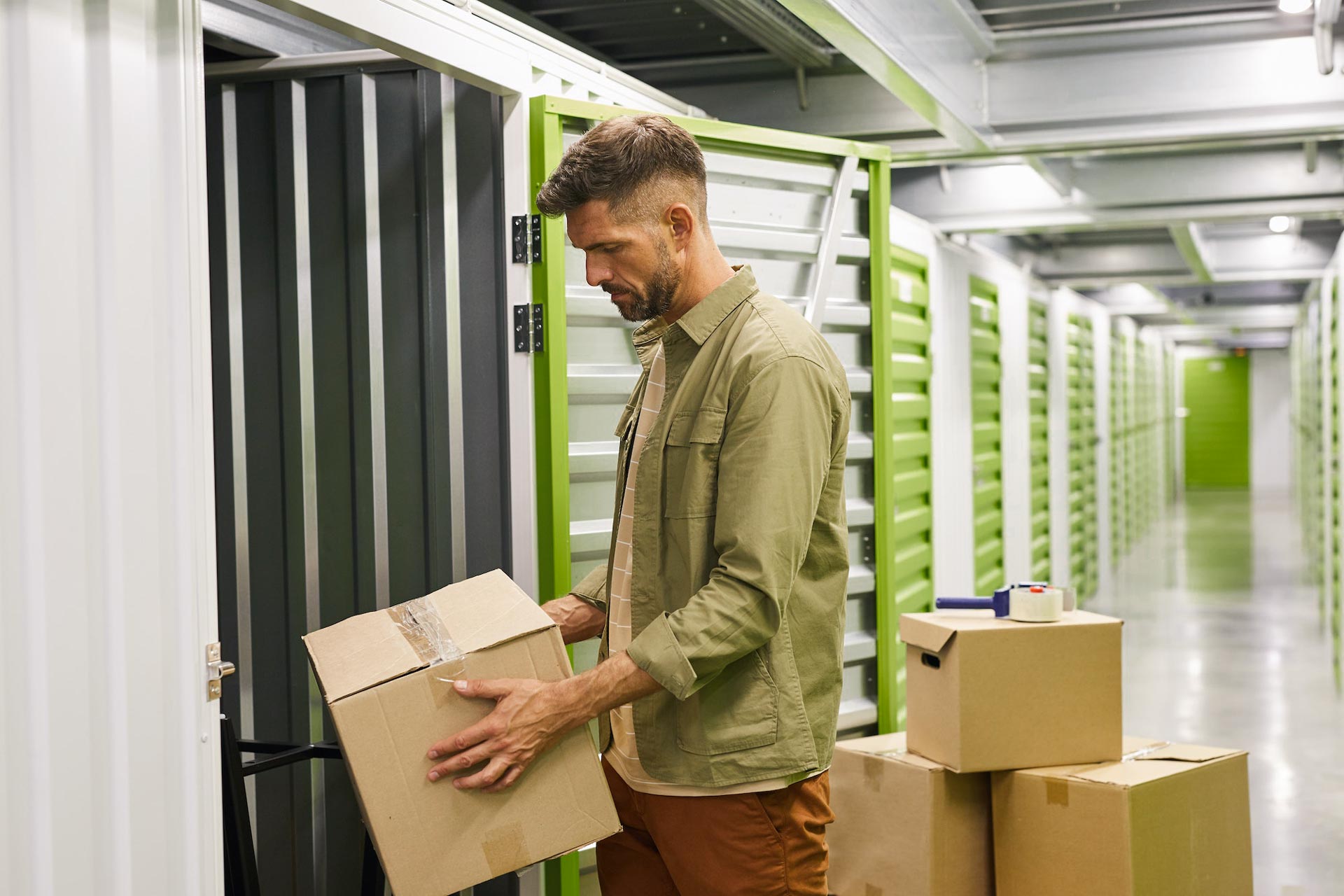 man loading storage unit 1 Tot Guardaet