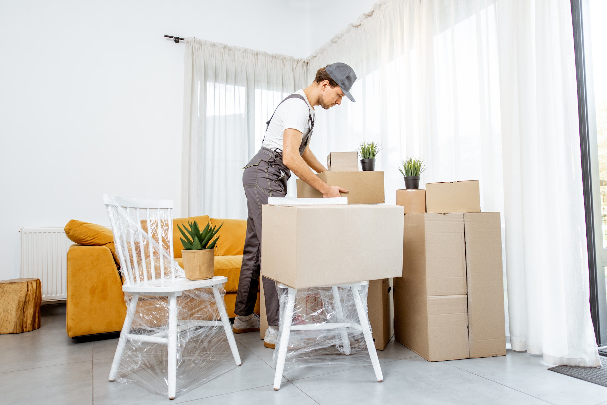 professional mover delivering furniture to a new house 1 Tot Guardaet